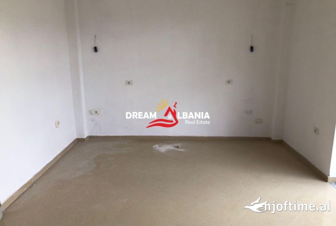 Shtepi ne shitje Vila Luksoze ne Tirane, 7+1, Mobilimi Bosh, pa mobiluar, Pagesa 313,000  Euro.