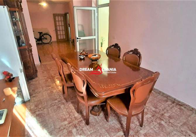 Shtepi ne shitje  ne Tirane, 4+1, Mobilimi Pjeserisht e mobiluar, Pagesa 83,000  Euro.