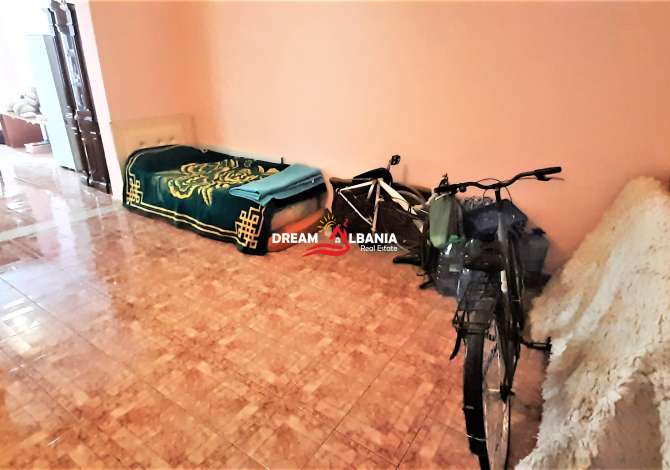 Shtepi ne shitje  ne Tirane, 4+1, Mobilimi Pjeserisht e mobiluar, Pagesa 83,000  Euro.