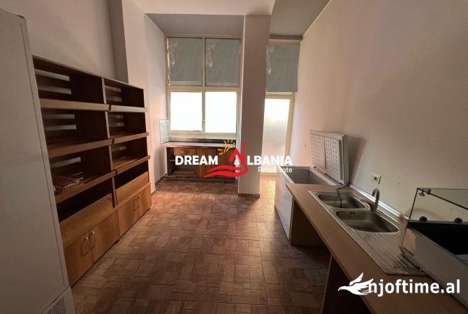 Ambjent biznesi me qera 1+1 ne Tirane - 2,000 Euro