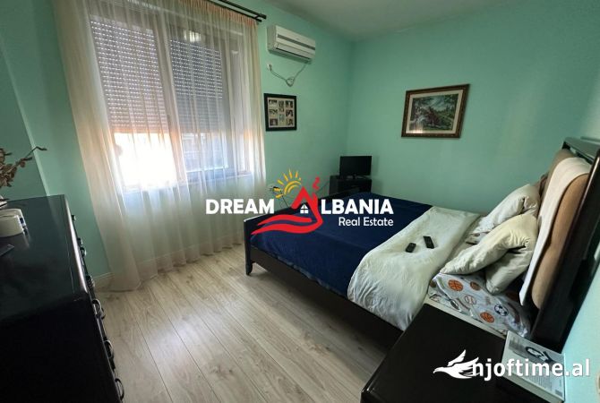 Shtepi ne shitje Apartament ne Tirane, 3+1, Mobilimi E mobiluar, Pagesa 300,000  Euro.