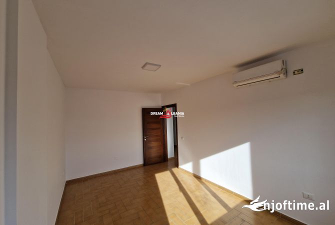 Ambient biznesi me qera 3+1 ne Tirane - 200,000 Leke