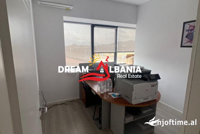 Ambiente Commerciale in Vendita 4+1 a Tirana - 600,000 Euro