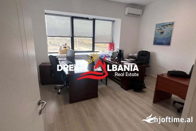 Ambiente Commerciale in Vendita 4+1 a Tirana - 600,000 Euro