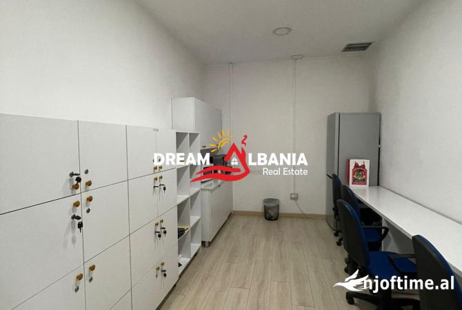 Zyre me qera ne zonen e Bllokut, prane Sheshit Willson, ne Tirane (ID 42611037)