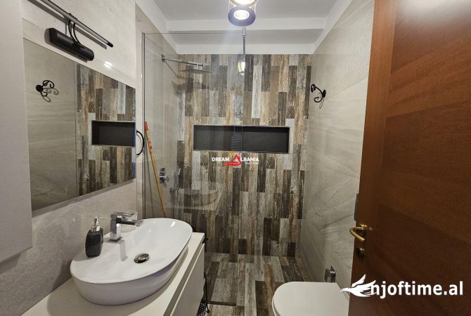 Shtepi ne shitje Apartament ne Tirane, 3+1, Mobilimi E mobiluar, Pagesa 339,990  Euro.