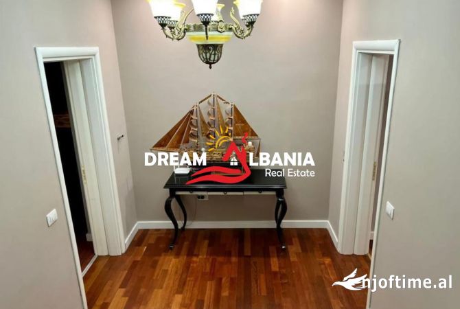 Shtepi me qera Vila Luksoze ne Tirane, 3+1, Mobilimi E mobiluar, Pagesa 2,500  Euro.