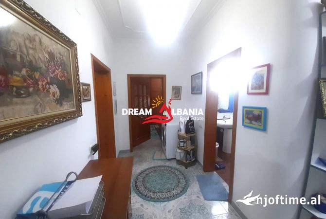 Shtepi ne shitje Apartament ne Tirane, 2+1, Mobilimi Bosh, pa mobiluar, Pagesa 150,000  Euro.