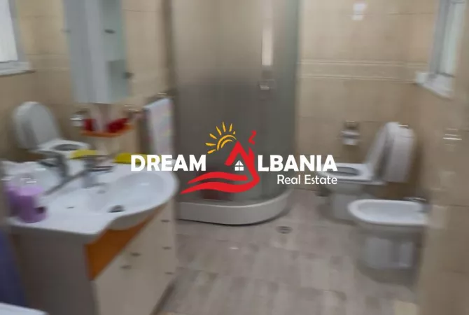 Shtepi ne shitje Apartament ne Tirane, 2+1, Mobilimi E mobiluar, Pagesa 170,000  Euro.