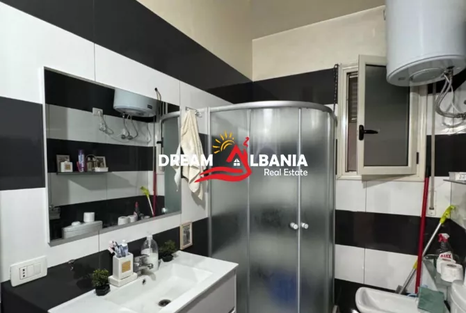 Shtepi ne shitje Apartament ne Vlore, 2+1, Mobilimi E mobiluar, Pagesa 180,000  Euro.