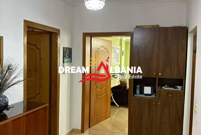 Shtepi ne shitje Apartament ne Tirane, 2+1, Mobilimi Pjeserisht e mobiluar, Pagesa 130,000  Euro.