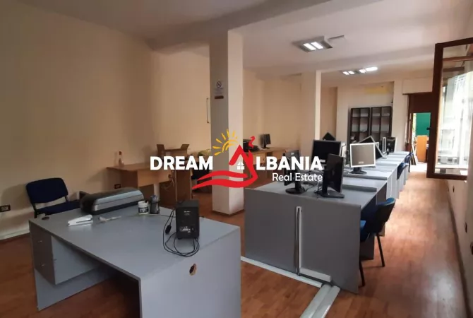 Ambiente Commerciale in Affitto 3+1 a Tirana - 800 Euro