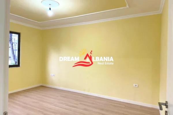 Shtepi ne shitje Apartament ne Tirane, 1+1, Mobilimi Bosh, pa mobiluar, Pagesa 95,000  Euro.