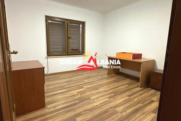 Zyre me qera prane Sheshit Wilson ne Tirane (ID 4261676 )