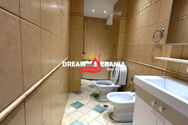 Zyre me qera prane Sheshit Wilson ne Tirane (ID 4261676 )