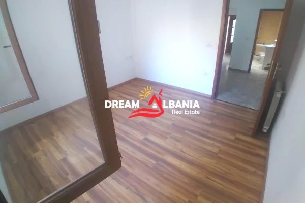 Ambient biznesi me qera 3+1 ne Tirane - 1,200 Euro