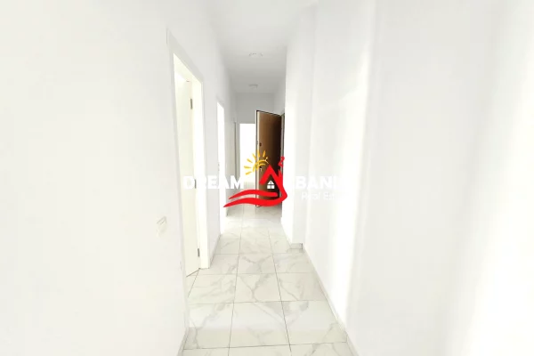 Ambjent per zyra me qera prane Square 21 rruga e Kavajes (ID 42611321).