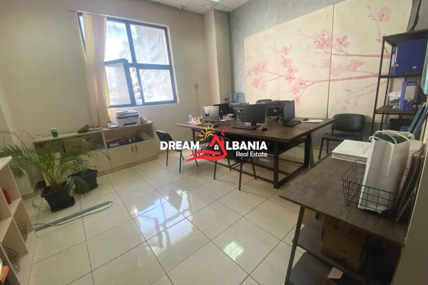Ambjent Zyre per shitje ne Bllok prane Sheshit Wilson ne Tirane (ID 4161065)