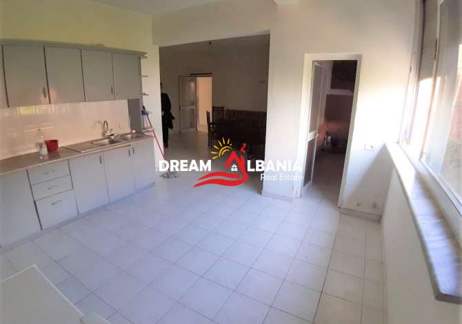 Shtepi ne shitje  ne Tirane, 4+1, Mobilimi Bosh, pa mobiluar, Pagesa 140,000  Euro.