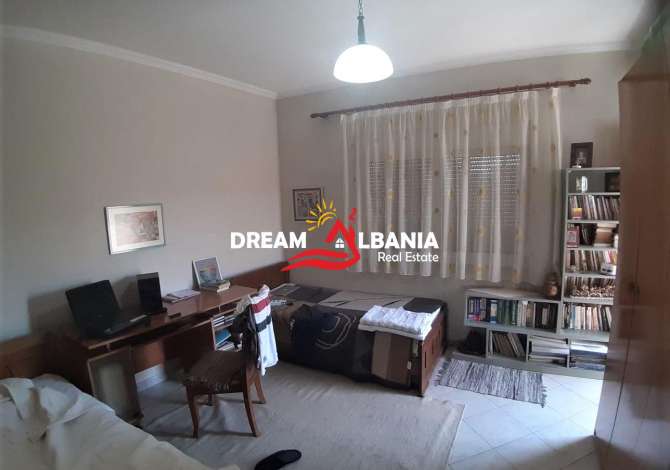 Shtepi ne shitje  ne Tirane, 2+1, Mobilimi Pjeserisht e mobiluar, Pagesa 129,000  Euro.