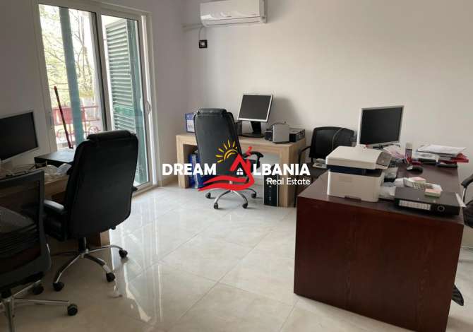 Ambjent per zyre me qera ne Qender, prane Sheshit Skenderbej (ID 4261804)