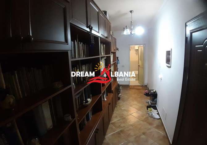 Shtepi ne shitje Apartament ne Tirane, 2+1, Mobilimi E mobiluar, Pagesa 60,000  Euro.