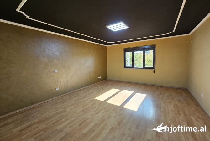 Ambient biznesi me qera 3+1 ne Tirane - 1,600 Euro