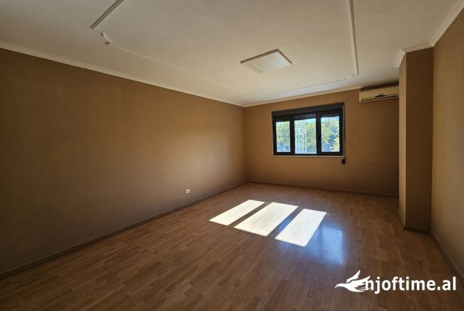 Ambient biznesi me qera 3+1 ne Tirane - 1,250 Euro