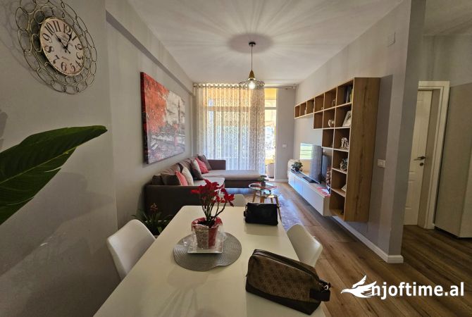 Shtepi ne shitje Apartament ne Tirane, 2+1, Mobilimi E mobiluar, Pagesa 135,000  Euro.