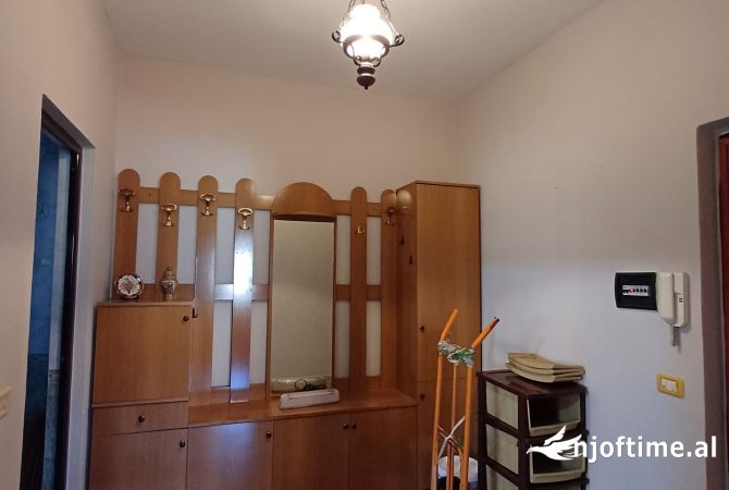 Shtepi me qera Apartament ne Tirane, 2+1, Mobilimi E mobiluar, Pagesa 400  Euro.