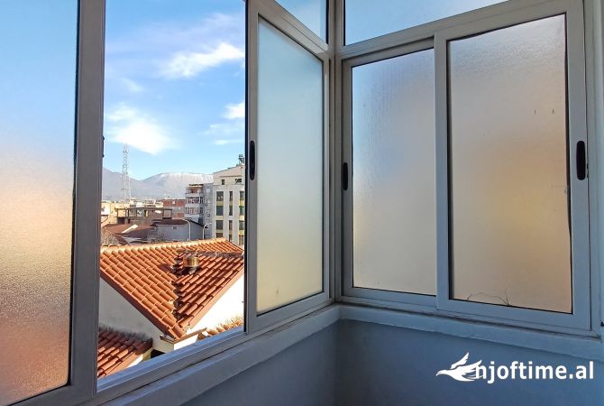 Shtepi me qera Apartament ne Tirane, 2+1, Mobilimi E mobiluar, Pagesa 400  Euro.