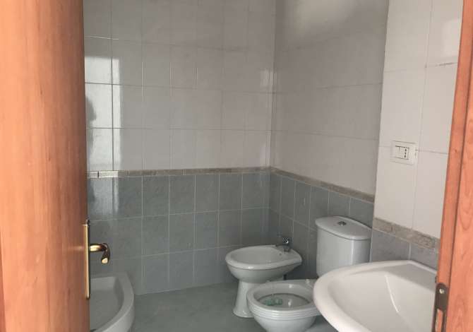 Shtepi ne shitje  ne Tirane, 2+1, Mobilimi Bosh, pa mobiluar, Pagesa 100,000  Euro.