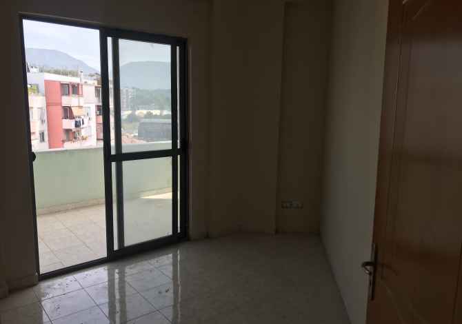 Shtepi ne shitje  ne Tirane, 2+1, Mobilimi Bosh, pa mobiluar, Pagesa 77,000  Euro.