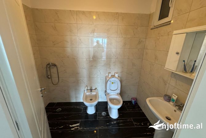 Shtepi ne shitje Apartament ne Tirane, 2+1, Mobilimi E mobiluar, Pagesa 134,900  Euro.