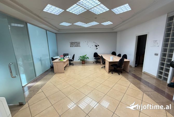 Shtepi me qera Apartament ne Tirane, 3+1, Mobilimi Bosh, pa mobiluar, Pagesa 1,500  Euro.