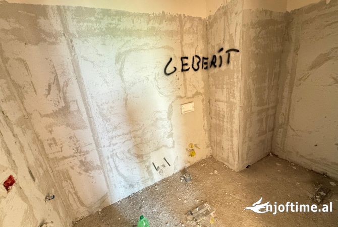 Shtepi ne shitje Apartament ne Tirane, 2+1, Mobilimi Bosh, pa mobiluar, Pagesa 120,000  Euro.