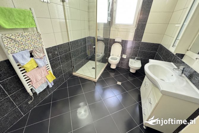 Shtepi me qera Vila Luksoze ne Tirane, 4+1, Mobilimi E mobiluar, Pagesa 2,000  Euro.