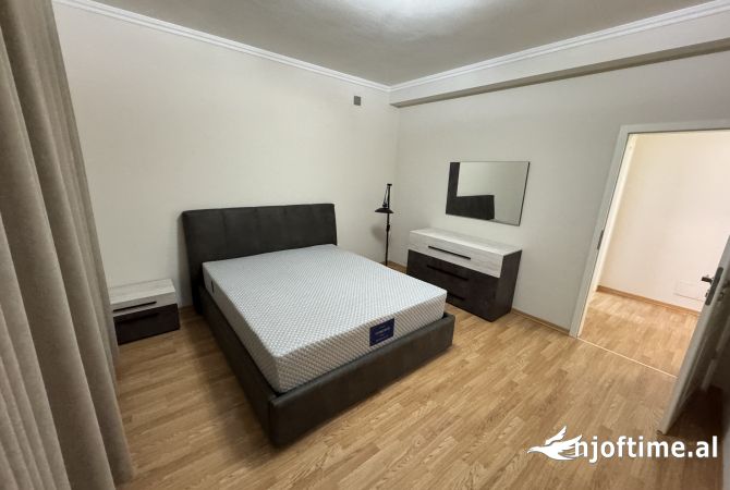 Shtepi me qera Vila Luksoze ne Tirane, 4+1, Mobilimi E mobiluar, Pagesa 2,000  Euro.