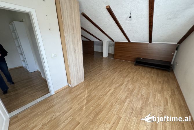 Shtepi me qera Vila Luksoze ne Tirane, 4+1, Mobilimi E mobiluar, Pagesa 2,000  Euro.