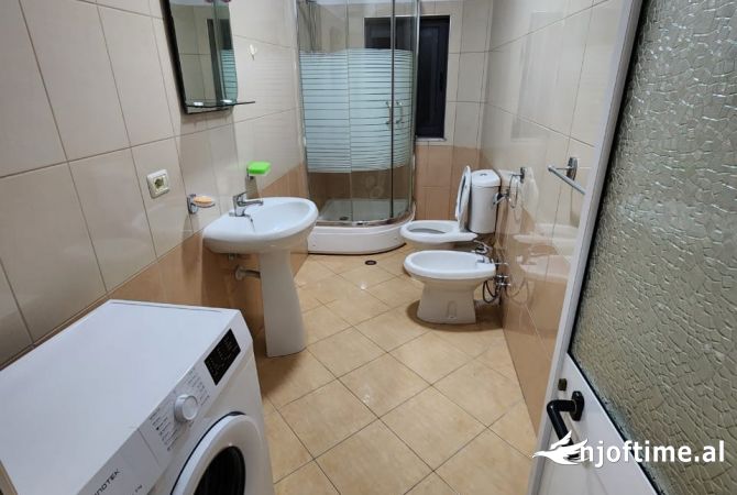 Shtepi me qera Apartament ne Tirane, 2+1, Mobilimi Pjeserisht e mobiluar, Pagesa 55,000  Leke.