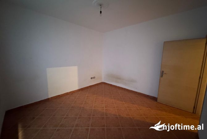 Shtepi ne shitje Apartament ne Tirane, 2+1, Mobilimi Bosh, pa mobiluar, Pagesa 120,000  Euro.