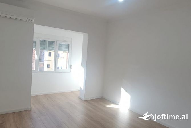 Shtepi ne shitje Apartament ne Tirane, 1+1, Mobilimi Bosh, pa mobiluar, Pagesa 135,000  Euro.