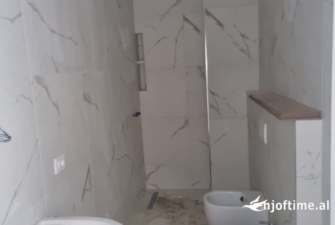 Shtepi me qera Apartament ne Tirane, 2+1, Mobilimi Bosh, pa mobiluar, Pagesa 55,000  Leke.
