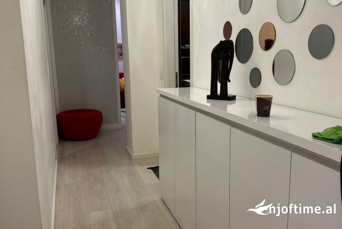 Shtepi me qera Apartament ne Tirane, 2+1, Mobilimi E mobiluar, Pagesa 700  Euro.