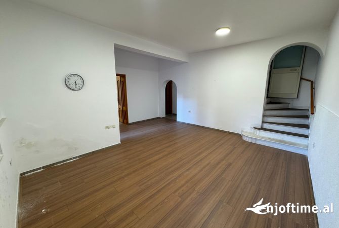 Shtepi me qera Shtepi Private ne Tirane, 2+1, Mobilimi Bosh, pa mobiluar, Pagesa 1,000  Euro.