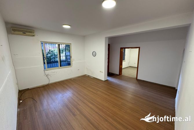 Shtepi me qera Shtepi Private ne Tirane, 2+1, Mobilimi Bosh, pa mobiluar, Pagesa 1,000  Euro.