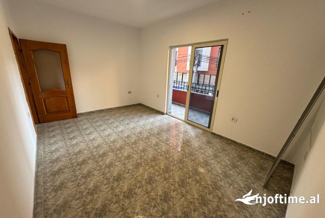 Shtepi me qera 2+1 ne Tirane - 1,000 Euro