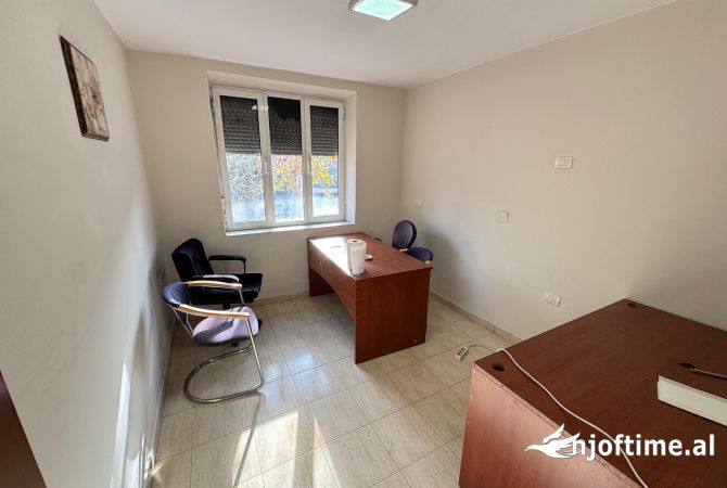 Shtepi me qera Apartament ne Tirane, 2+1, Mobilimi Pjeserisht e mobiluar, Pagesa 500  Euro.