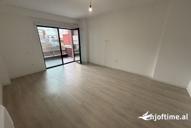 Shtepi me qera 2+1 ne Tirane - 700 Euro