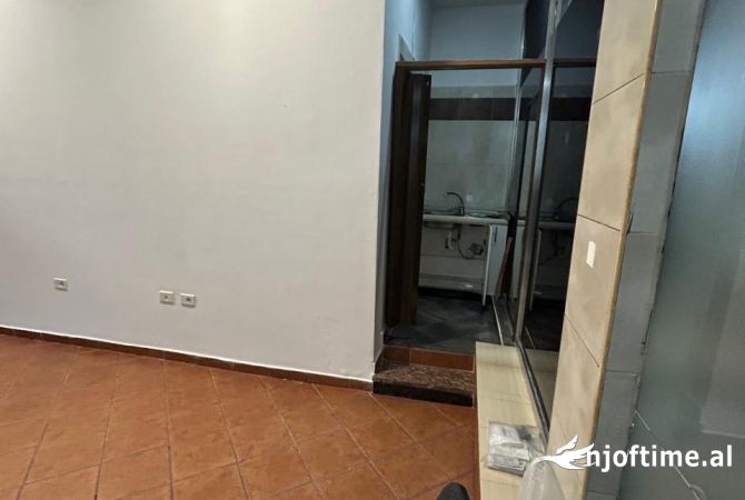 Jepet me qera Dyqan Stacjoni Trenit 